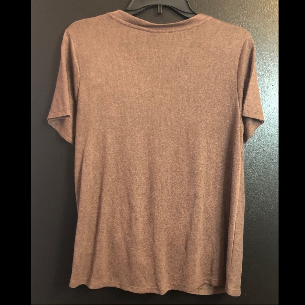 bobeau Brown V-Neck Short Sleeve Twist Front Tee - Picture 2 of 4